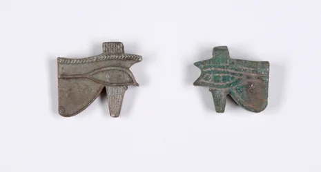 Udjat Eye Amulet, 750 BC faiança e esmalte verde
